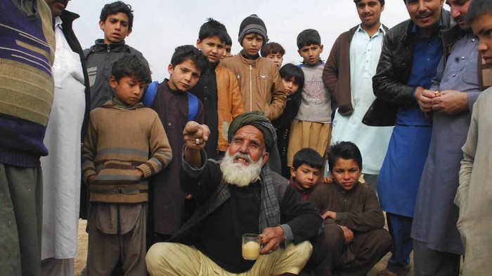 Konflik membuat warga Afghanistan tinggalkan negaranya untuk hidup yang lebih baik. Pakistan jadi salah satu negara yang menampung pengungsi dari Afghanistan.