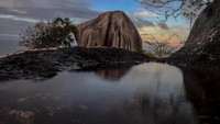 Tempat wisata ini menawarkan pemandangan batuan yang membentuk morfologi unik dan dikenal sebagai Tor granit.