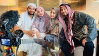 Mereka pun tampaknya membuat sebuah vlog bersama untuk YouTube channelnya. Dok. Instagram/raffinagita1717