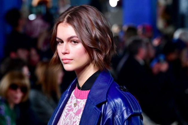 Rambut yang ditata acak bergelombang serta riasan wajah nude menampilkan sisi relaks dan tomboi seorang Kaia Gerber. Foto: Slaven Vlasic/Getty Images