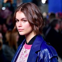 Rambut yang ditata acak bergelombang serta riasan wajah nude menampilkan sisi relaks dan tomboi seorang Kaia Gerber. Foto: Slaven Vlasic/Getty Images