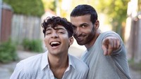 Sementara Haaz Sleiman sebelumnya sempat tampil sebagai pasangan penyuka sesama jenis di film Little America yang tayang di Apple TV. Dok. Instagram/Haazsleiman