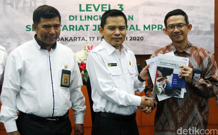 Setjen MPR Raih Maturitas SPIP Level 3 dari BPKP Deputi Bidang Pengawasan Instansi Pemerintah Bidang Politik, Hukum, Keamanan, Pembangunan Manusia dan Kebudayaan BPKP Iwan Taufiq Purwanto menyerahkan surat Maturitas SPIP Level 3 dari BPKP kepada Sekretaris Jenderal MPR Ma'ruf Cahyono di Ruang Delegasi, Nusantara V, Kompleks Parlemen, Jakarta, Senin (17/2/2020).