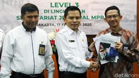 Sertifikat Maturitas SPIP Level 3 diserahkan langsung Deputi Bidang Pengawasan Instansi Pemerintah Bidang Politik, Hukum, Keamanan, Pembangunan Manusia dan Kebudayaan BPKP Iwan Taufiq Purwanto kepada Sekretaris Jenderal (Sesjen) MPR Maruf Cahyono di Ruang Delegasi, Nusantara V, Kompleks Parlemen, Jakarta, Senin (17/2/2020). Maturitas yang dimaksud adalah tanggung jawab instansi terkait, dalam pelaksanaan menjalankan SPIP secara efektif dan berkualitas.