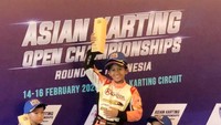 Tak cuma kelas Mini Rok, Al pun menjuaran kelas Kadet AKOC diikuti Oliver Rito Sini Dan Micah Vino Satria di posisi kedua dan ketiga. Al memang terlihat tak mengenal lelah. Pekan lalu ia baru saja menyabet kelas Mini Rok balapan Eshark Rok juga disirkuit yang sama dan menempati posisi ketiga kelas Kadet. Foto: dok. Tanada Racing