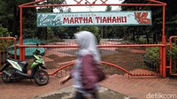 Taman Martha Tiahahu yang berada di kawasan Blok M, Jakarta Selatan, ini diketahui telah berdiri sejak 1948. Berada di kawasan pusat hiburan di Jaksel, kondisi taman tersebut kini justru terbengkalai dan memprihatinkan.