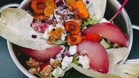 Makanan yang disajikan juga cukup cantik di sini. Dengan tambahan salad, buah-buahan, hingga edible flowers yang cantik. Foto: Instagram