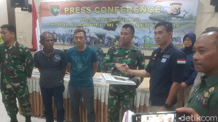 Rasmin Nainggolan (kedua dari kiri) orang tua Serda Ikrar Setya Nainggolan di RS Bhayangkara, Polda Papua.