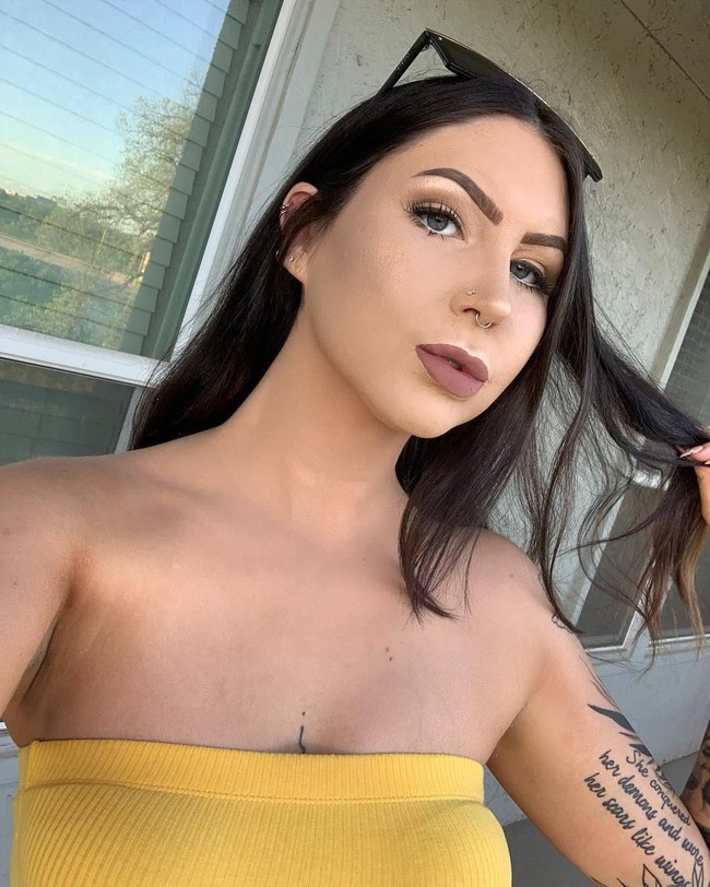 Pada November 2014, Delaney Rose nongkrong bersama teman-temannya di depan api unggun. Saat itu Delaney ingin membuat api unggun lebih besar lagi. Ketika ia menyiramkan air panas, kaleng yang ia pegang meledak. Ia bersama temannya mengalami luka bakar yang parah. Foto: dok. Instagram