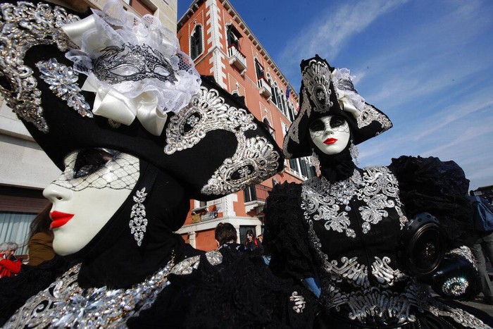 Karnaval Kostum di Venesia Karnaval kostum di Venesia selalu dinanti oleh warga dan wisatawan. Pasalnya di karnaval itu mereka dapat kenakan kostum dan topeng unik saat berkeliling kota.