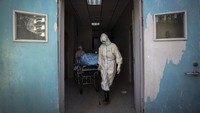 Otoritas kesehatan China melaporkan adanya 105 kematian baru akibat virus corona di wilayahnya. Satu pasien virus corona di Taiwan meninggal dunia pada Minggu (16/2) waktu setempat. Secara global, tercatat sudah 1.775 orang meninggal dunia akibat wabah virus corona.