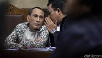 Tampak pula Elviyanto yang juga duduk sebagai terdakwa dalam sidang tersebut.