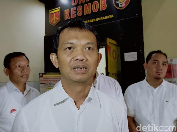 Permohonan penangguhan penahanan penghina Wali Kota Risma, Zikria Dzatil dikabulkan. Suami dan pengacara yang menjaminnya.
