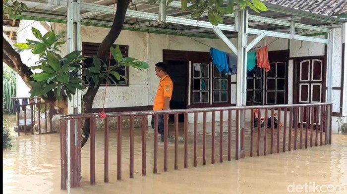 Petugas meninjau lokasi banjir di Tasikmalaya