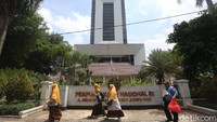 Selain buku berbentuk fisik, ada juga terdapat kurang lebih 1,5 juta artikel digital yang bisa dilihat oleh para mahasiswa untuk keperluan dan referensi kuliah.
