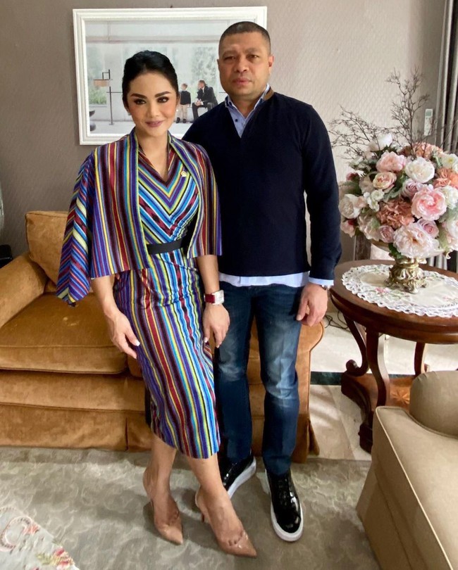 Kabar tak sedap datang dari pasangan Krisdayanti (KD) dan Raul Lemos. Rumah tangga mereka dikabarkan retak. Padahal, KD dan Raul terlihat harmonis di setiap foto yang mereka pajang di Instagram. KD sendiri sering memamerkan foto mesranya bersama Raul sambil mempromosikan busana produk usaha tekstil milik suami, yakni Rayatex. (Foto: Instagram/@krisdayantilemos)