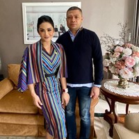 Kabar tak sedap datang dari pasangan Krisdayanti (KD) dan Raul Lemos. Rumah tangga mereka dikabarkan retak. Padahal, KD dan Raul terlihat harmonis di setiap foto yang mereka pajang di Instagram. KD sendiri sering memamerkan foto mesranya bersama Raul sambil mempromosikan busana produk usaha tekstil milik suami, yakni Rayatex. (Foto: Instagram/@krisdayantilemos)