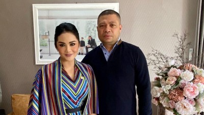 Digosipkan Cerai, Lihat Gaya KD Pamer Baju Produk Usaha Milik Suami
