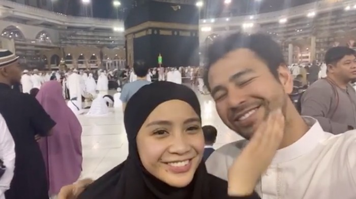 Raffi Ahmad dan Nagita Slavina saat umrah.