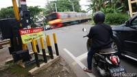 Beberapa pengendara lainnya tetap disiplin mengantre.
