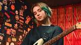 Clairo Janji Ajak Ibu Tonton Aksinya di Glastonbury