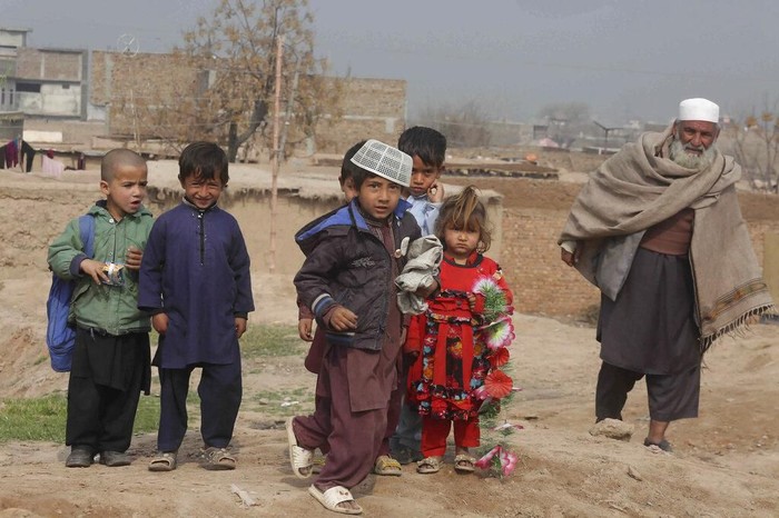 Anak-anak Pengungsi Afghanistan di Pakistan Konflik membuat warga Afghanistan tinggalkan negaranya untuk hidup yang lebih baik. Pakistan jadi salah satu negara yang menampung pengungsi dari Afghanistan.