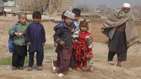 Perang dan konflik yang terjadi di Afganistan membuat sejumlah warganya meninggalkan tempat kelahiran mereka demi kehidupan yang lebih baik. Salah satu negara yang banyak menampung pengungsi Afghanistan adalah Pakistan.
