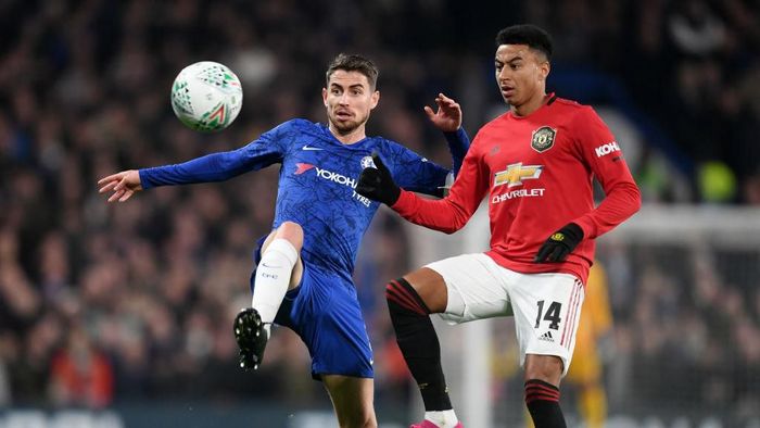 Manchester United - Chelsea LONDON, ENGLAND - OCTOBER 30: Jorginho of Chelsea battles for possession with Jesse Lingard of Manchester United during the Carabao Cup Round of 16 match between Chelsea and Manchester United at Stamford Bridge on October 30, 2019 in London, England. (Photo by Michael Regan/Getty Images)