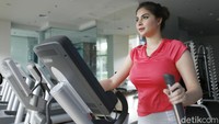 Aktris berusia 27 tahun itupun mengaku jika dirinya lebih suka berjalan-jalan dan main bersama anaknya.