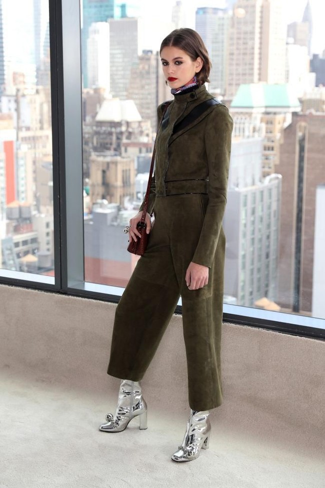 Kaia Gerber tampil fierce dengan smokey eyes dan lipstik merah saat membawakan koleksi terbaru dari Longchamp Fall/Winter 2020. Gayanya elegan beralut jumpsuit berbahan suede. Foto: Bennett Raglin/Getty Images
