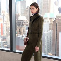 Kaia Gerber tampil fierce dengan smokey eyes dan lipstik merah saat membawakan koleksi terbaru dari Longchamp Fall/Winter 2020. Gayanya elegan beralut jumpsuit berbahan suede. Foto: Bennett Raglin/Getty Images