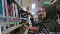 Semua adanya di sini, sebut saja ruang multimedia, ruang naskah, ruang baca, auditorium, kafe, masjid, kantin dan masih banyak lagi.