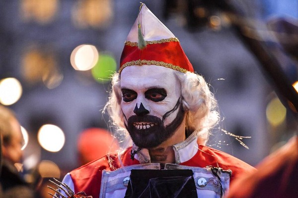 Seorang peserta parade menghias wajahnya menjadi seperti tengkorak saat ikut serta dalam karnaval hantu di Cologne, Jerman. Seorang peserta parade menghias wajahnya menjadi seperti tengkorak saat ikut serta dalam karnaval hantu di Cologne, Jerman.