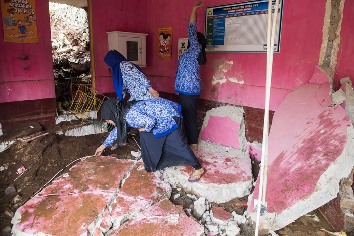 Bangunan Sekolah di Kabupaten Bandung Rusak Akibat Longsor Sebuah bangunan sekolah di Kabupaten Bandung Barat mengalami kerusakan cukup parah. Bangunan sekolah itu diketahui rusak akibat longsor.