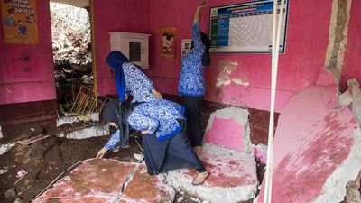Penampakan Bangunan Sekolah di Bandung yang Rusak Akibat Longsor