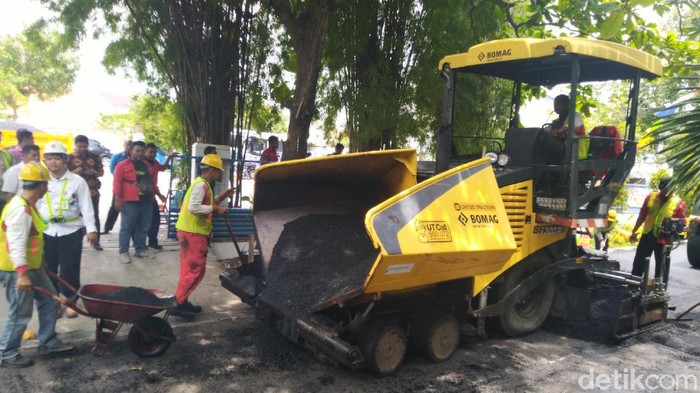 Pengaspalan jalan di kawasan Udinus Semarang memakai bahan aspal plastik, Senin (17/2/2020).