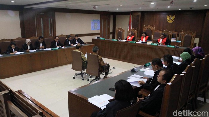 Raden Priyono dan Djoko Harsono jalani sidang di Pengadilan Tipikor Jakarta. Keduanya di sidang dalam kasus korupsi yang rugikan negara hingga Rp 35 triliun.