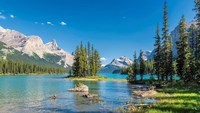 Air di Medicine Lake yang terletak di Taman Nasional Jasper, Alberta, Kanada ini mirip tukang sulap. Airnya bisa secara misterius hilang tiba-tiba padahal tidak ada saluran irigasi yang terhubung dengan danau. Dok. Istock/Dmitry Vinogradov.