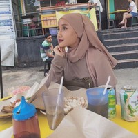 Awalnya banyak orang menduga jika foto-foto tersebut merupakan editan. Tapi setelah berkunjung langsung ke akun Instagram Nabila. Netizen benar-benar melihat kemiripan mereka. Saking miripnya, ada juga yang mengira jika yang di foto adalah Ariana Grande memakai berhijab. Foto: instagram @nblaazln