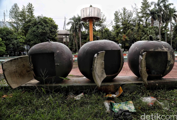 Kondisi Taman Martha Tiahahu di kawasan Blok M memprihatinkan. Upaya untuk memperindah taman itu pun dinanti agar kawasan itu tak terbengkalai begitu saja.