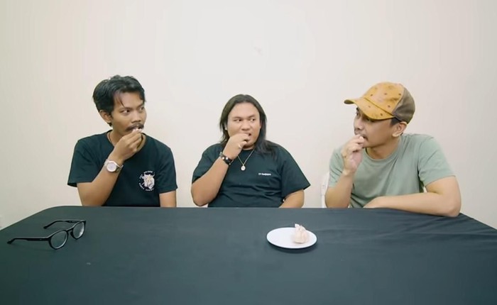 raditya dika makan bawang raditya dika makan bawang