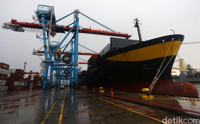 Aktivitas bongkar muat peti kemas di Terminal 3 Tanjung Priok, Jakarta, Senin (17/2/2020). Selama Januari 2020, ekspor nonmigas ke China mengalami penurunan USD 211,9 juta atau turun 9,15 persen dibandingkan bulan sebelumnya (mtm). Sementara secara tahunan masih menunjukkan pertumbuhan 21,77 persen (yoy).