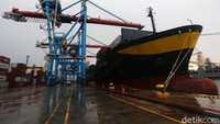 Suasana aktivitas bongkar muat peti kemas di Terminal 3 Tanjung Priok, Jakarta, Senin (17/2/2020). 