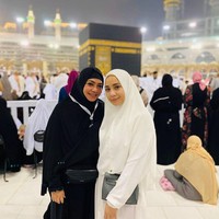 Memakai busana muslim syari, Nagita Slavina berpose bersama ibundanya, Rieta Amilia Beta setelah selesai menjalankan umrah. Keduanya mengabadikan momen bersama saat di depan Kabah. Foto: instagram @raffinagita1717