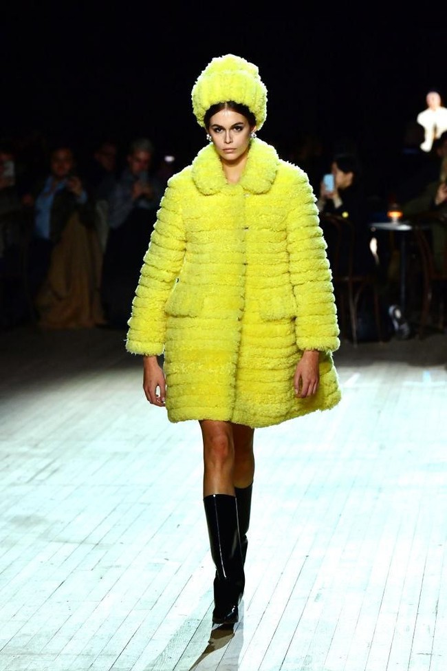 Bergaya a la era 20-an dengan koleksi Marc Jacobs Fall 2020. Foto: Slaven Vlasic/Getty Images