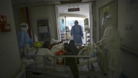 Pasien ini dinyatakan meninggal dunia akibat pneumonia sepsis pada Minggu (16/2) waktu setempat. Dia diketahui tidak memiliki riwayat perjalanan ke China dan tidak melakukan kontak dekat dengan pasien-pasien virus corona lainnya di Taiwan. Otoritas Taiwan sejauh ini mengonfirmasi 20 kasus virus corona di wilayahnya. Hingga kini, otoritas China masih menempatkan 56 juta orang di Provinsi Hubei dan kota Wuhan -- yang menjadi asal virus ini -- di bawah karantina. Virus corona diketahui pertama muncul di sebuah pasar hewan di kota Wuhan pada Desember tahun lalu dan menyebar ke sedikitnya 31 provinsi di China serta ke puluhan negara.