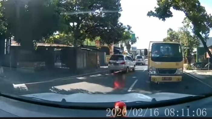Tangkapan layar video mobil sedan hadang truk di Klaten, Senin (17/2/2020).