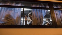 Sebelum Korea Selatan, Amerika Serikat telah lebih dulu melakukan evakuasi warganya dari kapal pesiar yang tengah dikarantina tersebut. AS memulangkan lebih dari 300 warganya dan anggota keluarganya dengan dua pesawat charter pada Senin (17/2) waktu setempat. Getty Images.