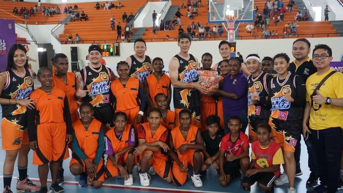 Maria Selena, Olivia Zalianty, Mario Lawalata, Happy Ballers Maria Selena, Olivia Zalianty, Mario Lawalata, dan seleb lain dalam Happy Ballers di Mimika Sport Complex.