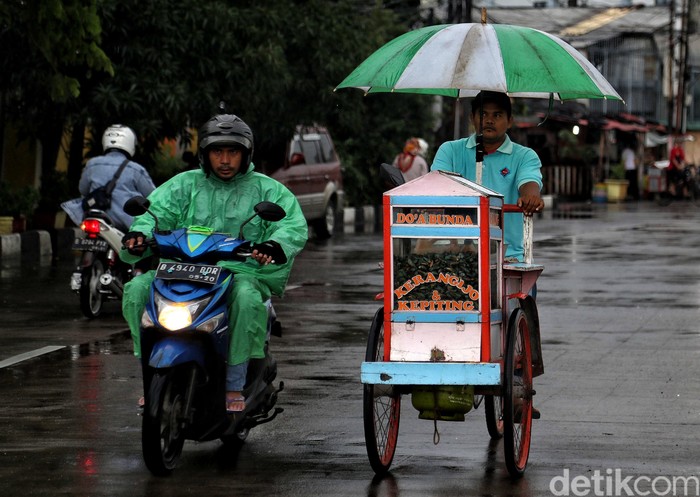 Semangat Juang Para Pencari Rezeki Menembus Hujan Musim hujan di Jakarta tidak membuat semangat para pedagang kendur. Mereka tetap berjuang mencari rezeki di tengah derasnya rintik air.